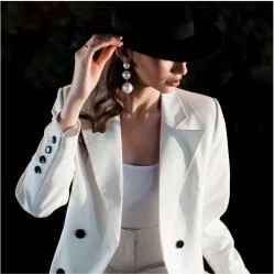 Beyaz blazer ve şapka: akşam için